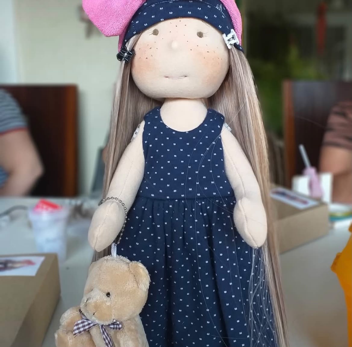 Caredoll de cabelo longo com ursinho